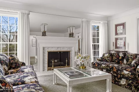 Living - 551 Renaud, Grosse Pointe Woods, MI 48236 photo 3 of 7