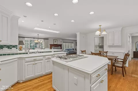 Kitchen - 551 Renaud, Grosse Pointe Woods, MI 48236 photo 4 of 5