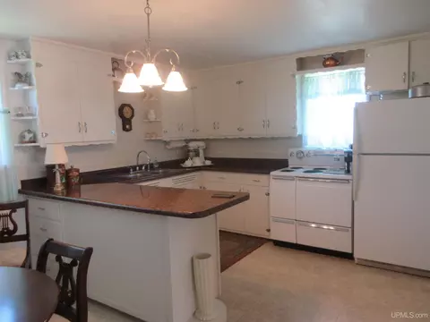 Kitchen - 605 Putnam, Wakefield, MI 49968 photo 2 of 3