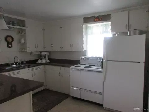Kitchen - 605 Putnam, Wakefield, MI 49968 photo 1 of 3