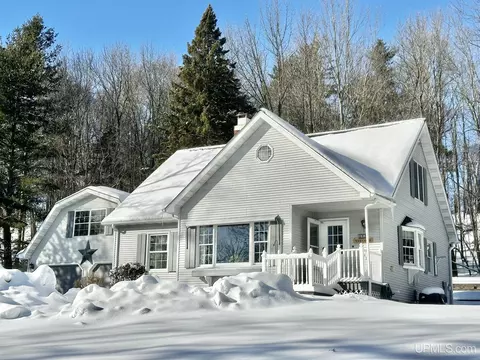 948 E H, Iron Mountain, MI 49801