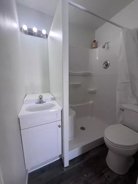 Bath - 5131 E Carpenter, Flint, MI 48506 photo 2 of 2