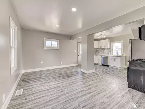 Living - 465 Riverview, Monroe, MI 48162 photo 3 of 4