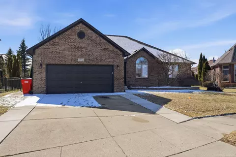 19732 Fillmore Dr, Macomb, MI 48044