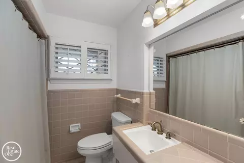 Bath - 785 Barrington, Grosse Pointe Park, MI 48230 photo 1 of 4