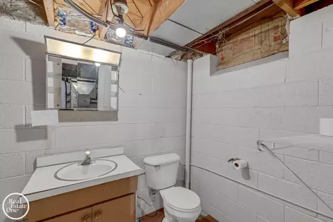 Bath - 785 Barrington, Grosse Pointe Park, MI 48230 photo 4 of 4