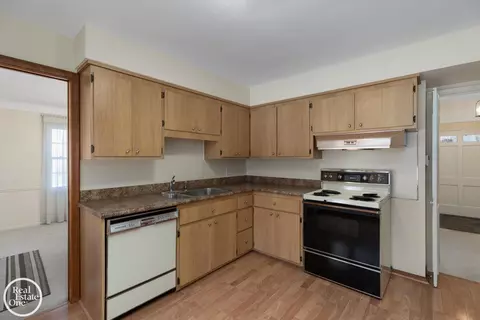 Kitchen - 785 Barrington, Grosse Pointe Park, MI 48230 photo 2 of 3