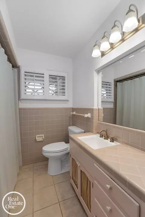 Bath - 785 Barrington, Grosse Pointe Park, MI 48230 photo 2 of 4