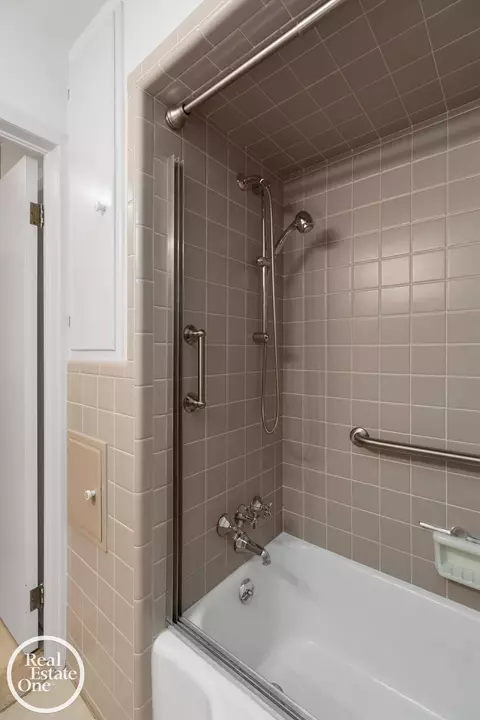 Bath - 785 Barrington, Grosse Pointe Park, MI 48230 photo 3 of 4