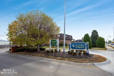 404 Riviera Ter, Saint Clair Shores, MI 48080