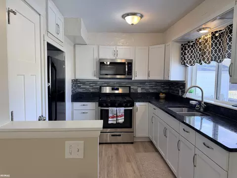 Kitchen - 6405 N State Rd, Davison, MI 48423 photo 4 of 6