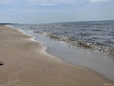 4264 Ff Top O The Lk, Gulliver, MI 49840
