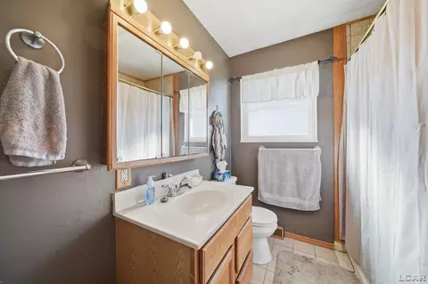 Bath - 107 Renfrew, Adrian, MI 49221 photo 1 of 1