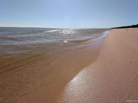 963 Ff Top O The Lk, Gulliver, MI 49840