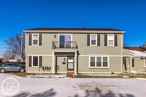 21621 E 11 Mile #4, Saint Clair Shores, MI 48081