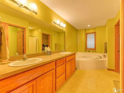 Bath - 14372 Jonathon, Monroe, MI 48161 photo 1 of 4