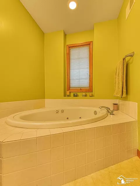 Bath - 14372 Jonathon, Monroe, MI 48161 photo 3 of 4
