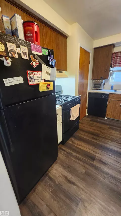 Kitchen - 23814 Cushing, Eastpointe, MI 48021 photo 5 of 7