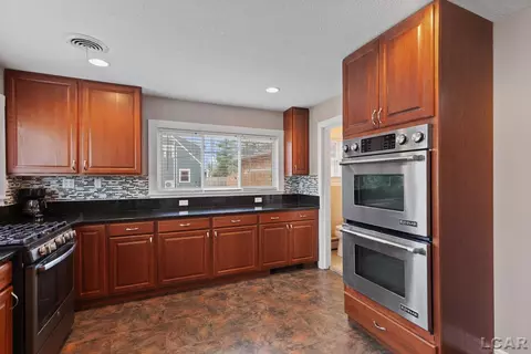 Kitchen - 117 Park, Tecumseh, MI 49286 photo 5 of 8