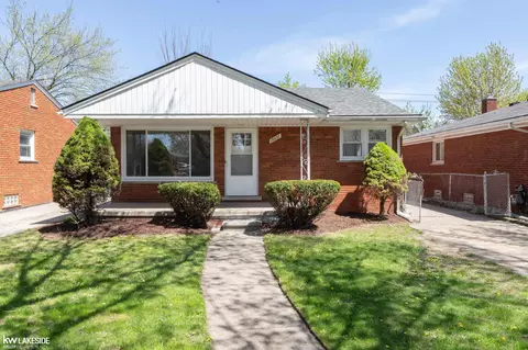 19637 Country Clb, Harper Woods, MI 48225