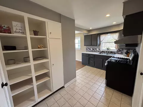 Kitchen - 6565 River, Flushing, MI 48433 photo 2 of 2