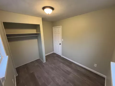 Bedroom - 6565 River, Flushing, MI 48433 photo 4 of 4