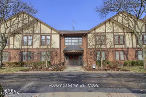 1750 Vernier #22, Grosse Pointe Woods, MI 48236
