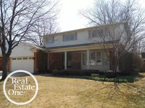 1189 Hollywood, Grosse Pointe Woods, MI 48236
