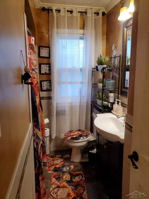 Bath - 8839 Canyon, Grosse Pointe, MI 48236 photo 1 of 1