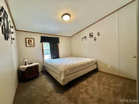 933 E Hoadley, Kingsford, MI 49802 photo 7