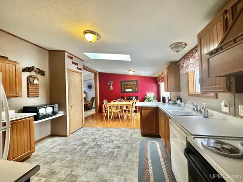 933 E Hoadley, Kingsford, MI 49802 photo 5