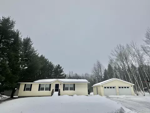 933 E Hoadley, Kingsford, MI 49802