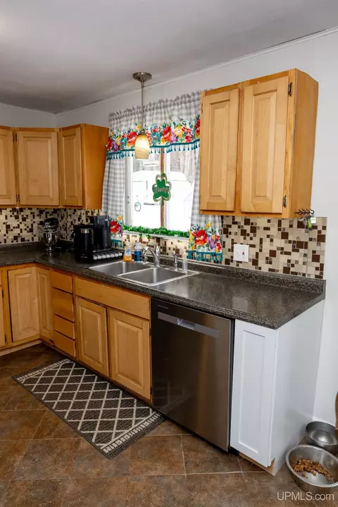 Kitchen - 125 Lawrence, Ishpeming, MI 49849 photo 4 of 9