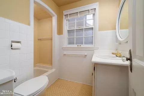 Bath - 47 Cranford, Grosse Pointe, MI 48230 photo 2 of 4