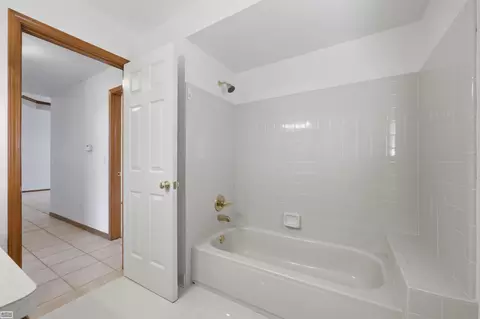 Bath - 50988 Shenandoah, Macomb, MI 48044 photo 4 of 5