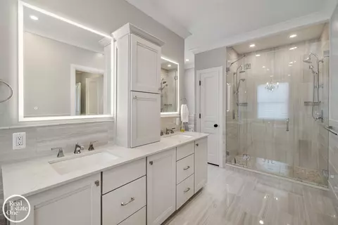 Bath - 577 Washington, Grosse Pointe, MI 48230 photo 3 of 9