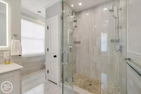 Bath - 577 Washington, Grosse Pointe, MI 48230 photo 4 of 9