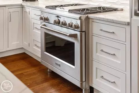 Kitchen - 577 Washington, Grosse Pointe, MI 48230 photo 5 of 10
