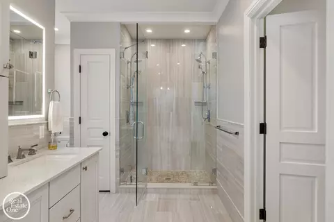 Bath - 577 Washington, Grosse Pointe, MI 48230 photo 5 of 9