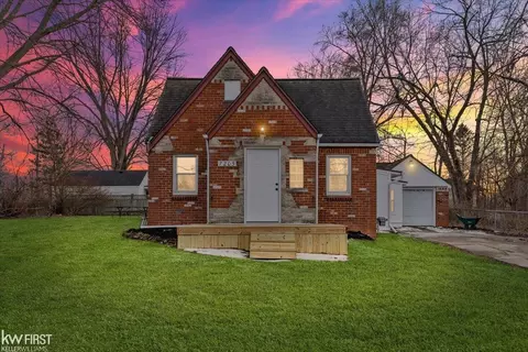 7205 Williams Lk, Waterford, MI 48329