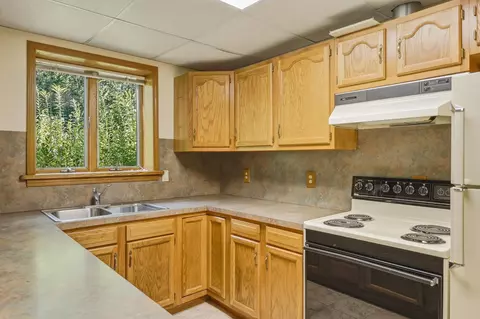 Kitchen - 10722 S Gera, Birch Run, MI 48415 photo 8 of 9