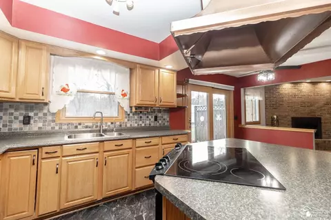 Kitchen - 3335 School, Temperance, MI 48182 photo 4 of 7