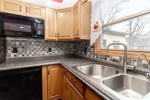 Kitchen - 3335 School, Temperance, MI 48182 photo 5 of 7