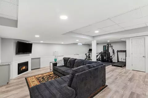 Living - 21368 Rome, Macomb, MI 48044 photo 2 of 2