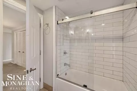 Bath - 715 Pear Tree, Grosse Pointe Woods, MI 48236 photo 5 of 6