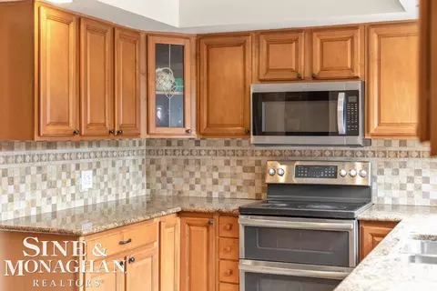 Kitchen - 715 Pear Tree, Grosse Pointe Woods, MI 48236 photo 5 of 6