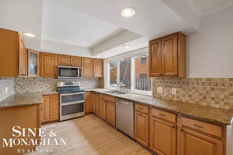 Kitchen - 715 Pear Tree, Grosse Pointe Woods, MI 48236 photo 6 of 6
