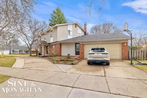 Exterior - 715 Pear Tree, Grosse Pointe Woods, MI 48236 photo 5 of 9