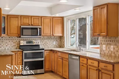 Kitchen - 715 Pear Tree, Grosse Pointe Woods, MI 48236 photo 2 of 6