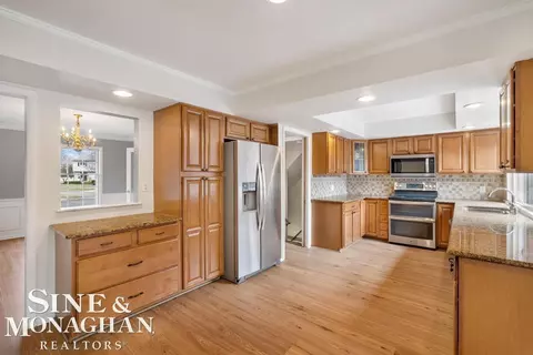 Kitchen - 715 Pear Tree, Grosse Pointe Woods, MI 48236 photo 3 of 6